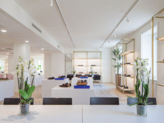 interno dello showroom Stuart Weitzman di Milano