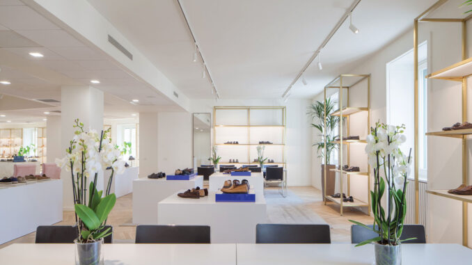 interno dello showroom Stuart Weitzman di Milano