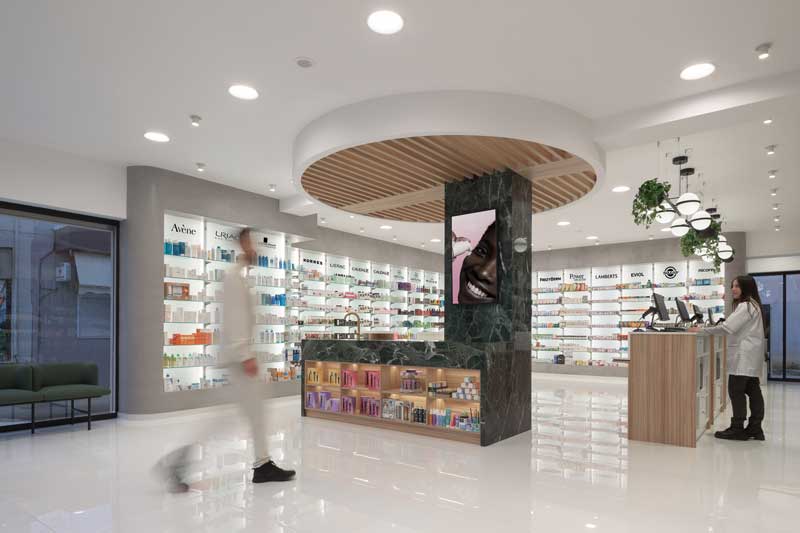 Layout della farmacia con scaffali illuminati e sistemi espositivi