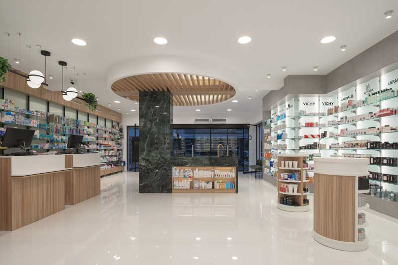 Interno della farmacia Vouroukos progettata da Tsikandilakis Lefteris & Architects