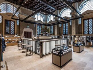 Panoramica interna della boutique Brunello Cucinelli Venezia con vetrate artistiche
