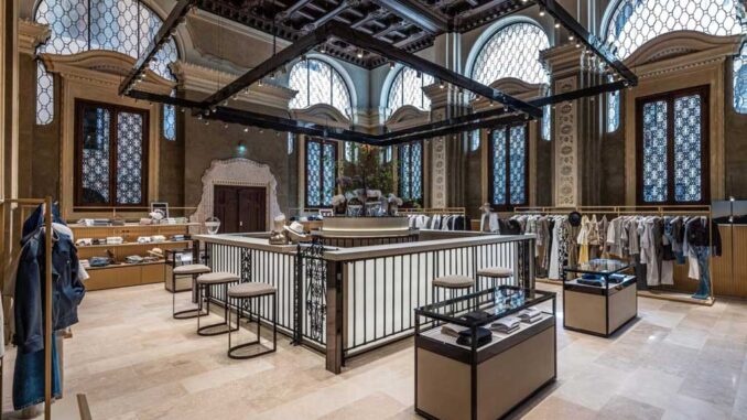 Panoramica interna della boutique Brunello Cucinelli Venezia con vetrate artistiche