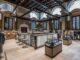 Panoramica interna della boutique Brunello Cucinelli Venezia con vetrate artistiche