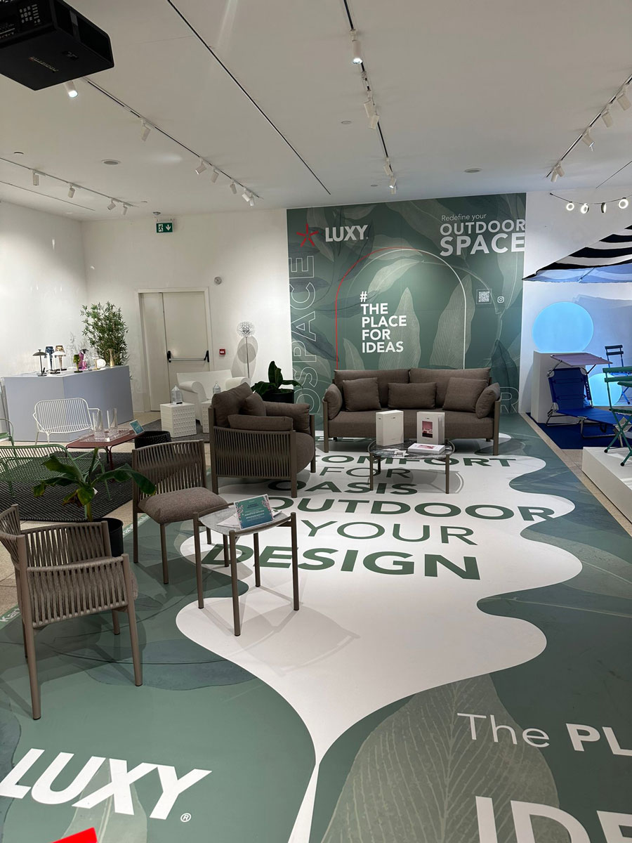 Corner Luxy alla Rinascente con allestimento pop-up dedicato alla collezione outdoor FrameOut e sedute di design esposte nello spazio retail.