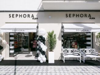 Sephora Playa Forte dei Marmi, temporary store con facciata bianca, insegna Sephora, tende parasole e allestimento esterno con sedute e palloncini