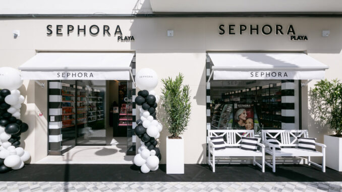 Sephora Playa Forte dei Marmi, temporary store con facciata bianca, insegna Sephora, tende parasole e allestimento esterno con sedute e palloncini