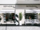 Sephora Playa Forte dei Marmi, temporary store con facciata bianca, insegna Sephora, tende parasole e allestimento esterno con sedute e palloncini