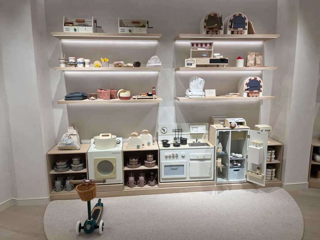Dettaglio dellโallestimento Zara Home Milano con tavoli espositivi, materiali caldi e illuminazione integrata