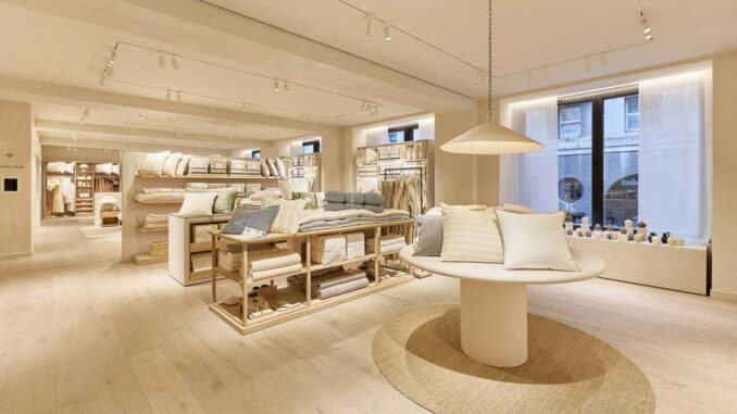 Interno flagship Zara in corso Matteotti a Milano