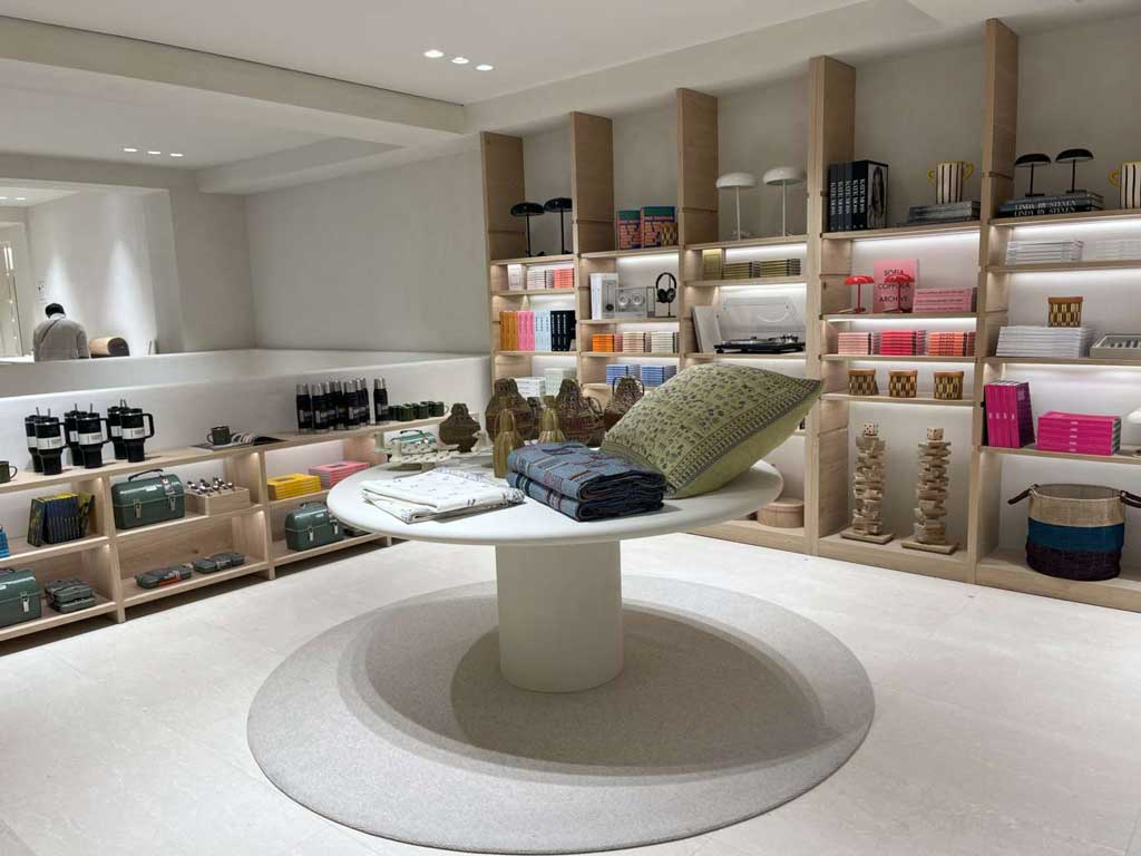 Vista interna del flagship store Zara Home a Milano con arredi espositivi e materiali naturali