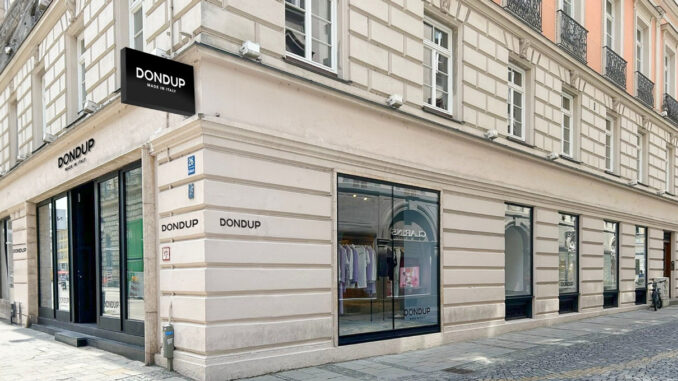 Facciata e vetrine del flagship store Dondup a Monaco di Baviera