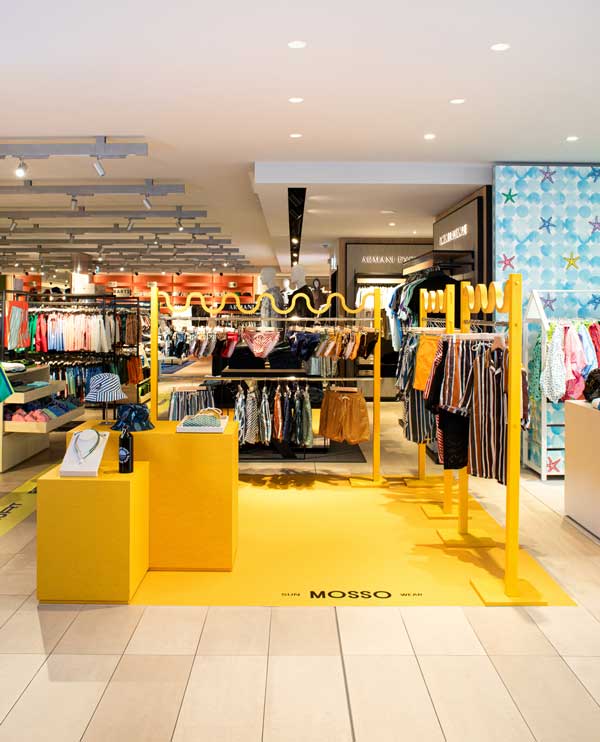 Vista interna dello spazio retail con arredi espositivi e illuminazione integrata