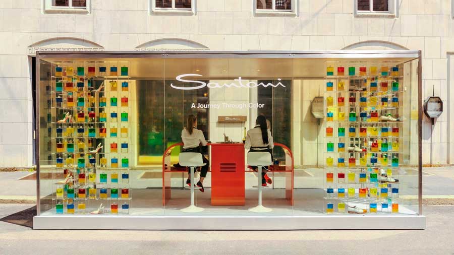 Installazione Santoni Milano con atelier visibile e palette cromatica artigianale