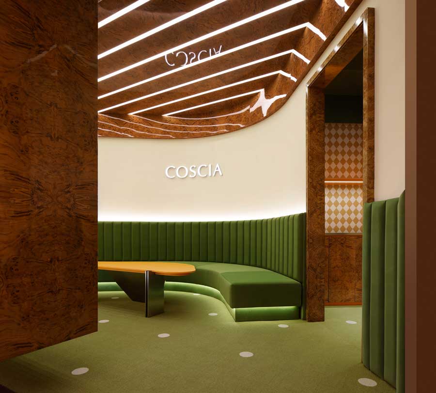 Area VIP con divani curvi e atmosfera intima nel flagship store Coscia