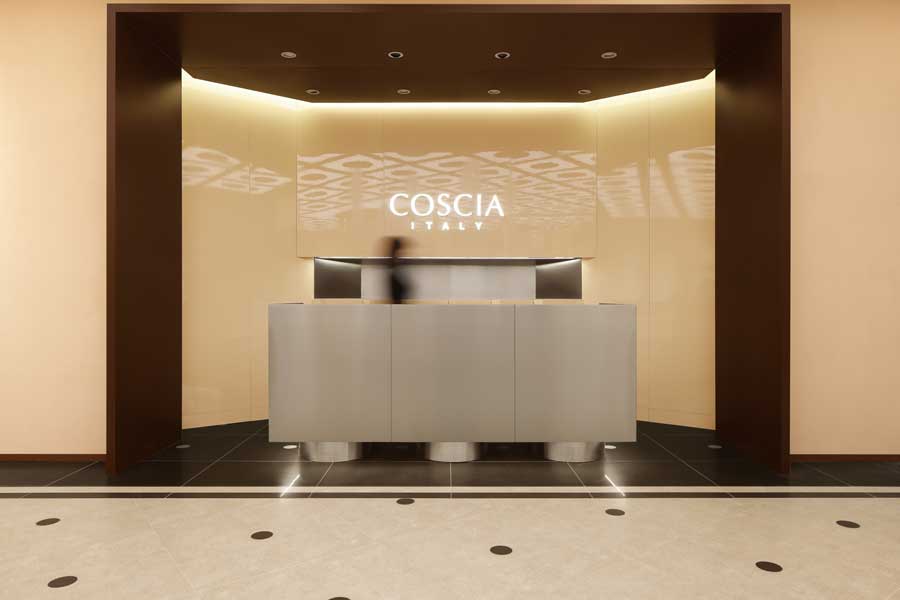 Area espositiva con combinazione di metallo vetro e legno nel flagship store Coscia