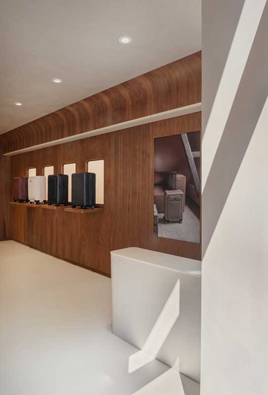 Flagship store Nortvi Amsterdam con interni fluidi e superfici in travertino
