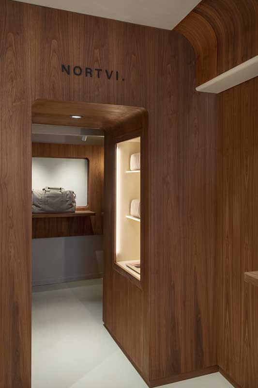 Dettagli architettonici e materiali del negozio Nortvi Amsterdam