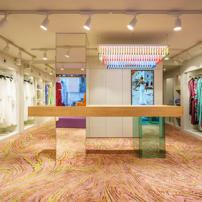 Allestimento del negozio Lady Pipa a Madrid con palette cromatica vivace e geometrie decorative