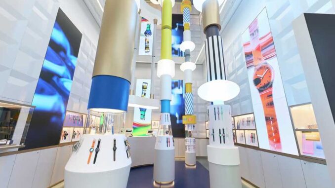 Esposizione orologi Swatch con arredi XL e layout fluido