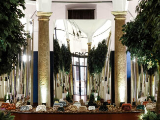 Allestimento Infinity Forest Windows di Themoire con colonne storiche, superfici specchianti e installazioni vegetali all’interno di uno spazio architettonico