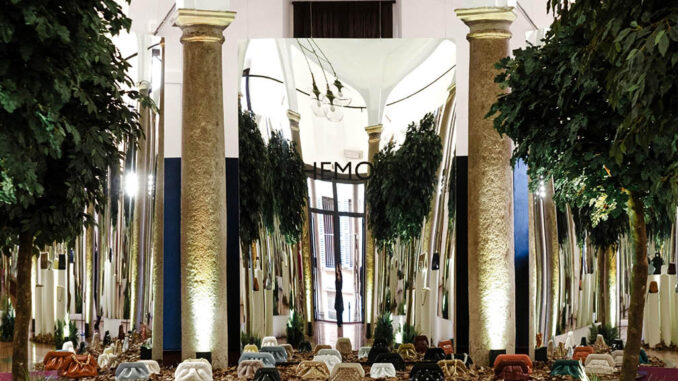 Allestimento Infinity Forest Windows di Themoire con colonne storiche, superfici specchianti e installazioni vegetali all’interno di uno spazio architettonico
