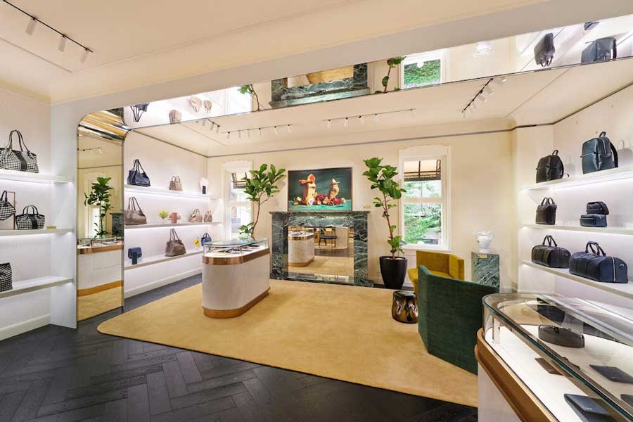 Interni della boutique Villa Serapian Ginza con arredi e materiali ispirati a Milano