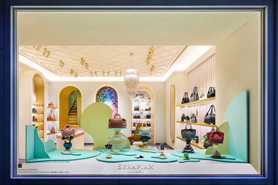 Vetrine del flagship store Villa Serapian Ginza a Tokyo