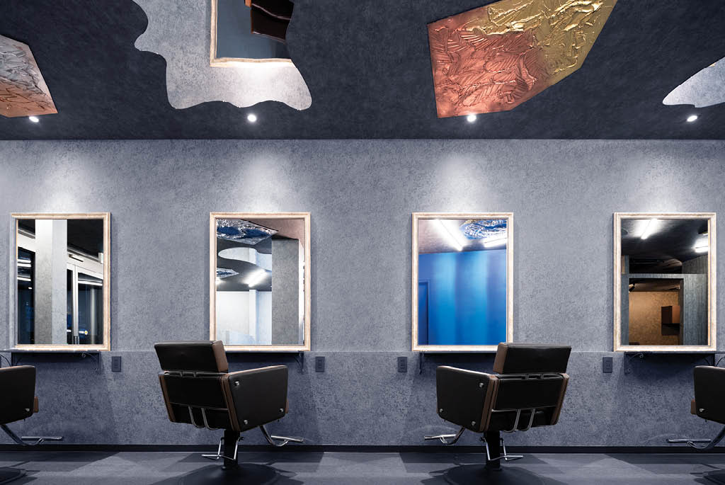 Soffitto con specchi sospesi e superfici stratificate nel salone di bellezza a Kanagawa