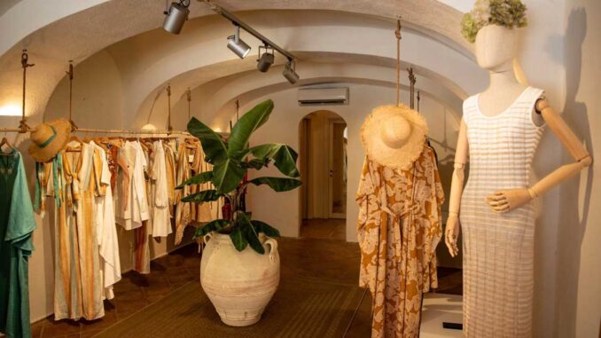 temporary store Amotea a Poltu Quatu