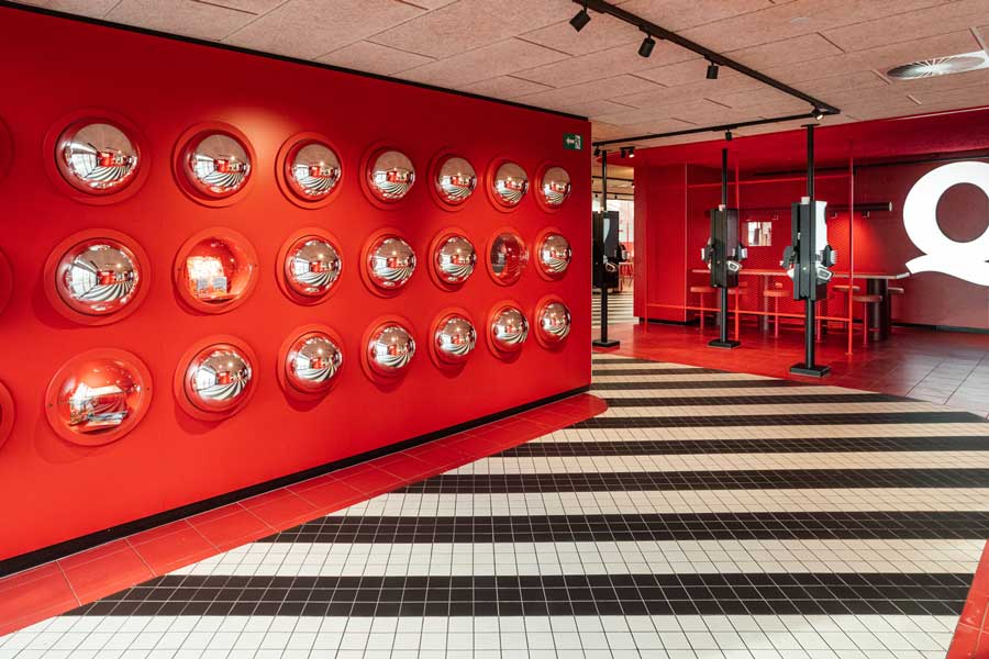 Il rosso di Abet Laminati protagonista del Fastfood Restaurant Quick a Herstal