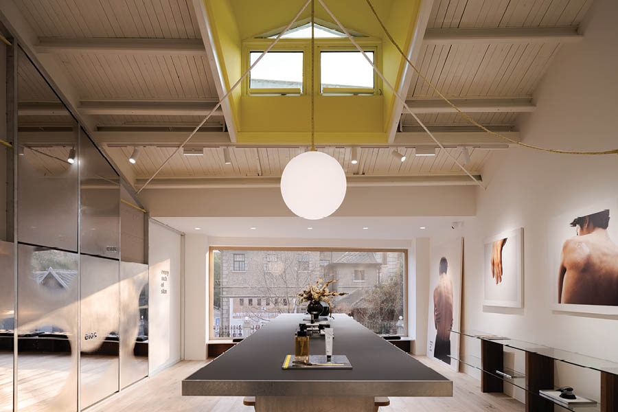 Mantenendo il tetto spiovente originale dellโedificio, Hoii Design ha ripreso il colore del marchio, rivestendolo di un giallo vibrante