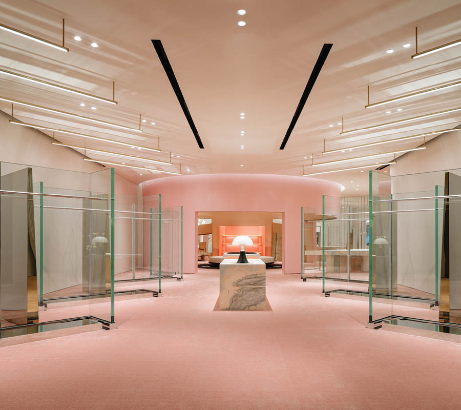 pareti e dettagli in tonalitร rosa, texture murarie e frange metalliche introducono una componente romantica e scintillante