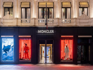 La facciata del nuovo flagship store Moncler di Londra è una moderna reinterpretazione dell’architettura vittoriana, combina linee simmetriche, modanature classiche e una finitura nera testurizzata che dona eleganza e carattere