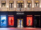 La facciata del nuovo flagship store Moncler di Londra è una moderna reinterpretazione dell’architettura vittoriana, combina linee simmetriche, modanature classiche e una finitura nera testurizzata che dona eleganza e carattere
