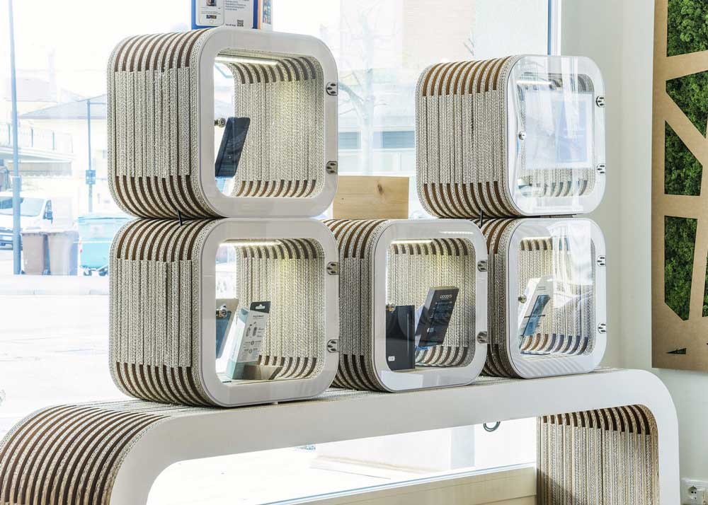 espositori in cartone per un arredamento retail moderno ed eco-friendly