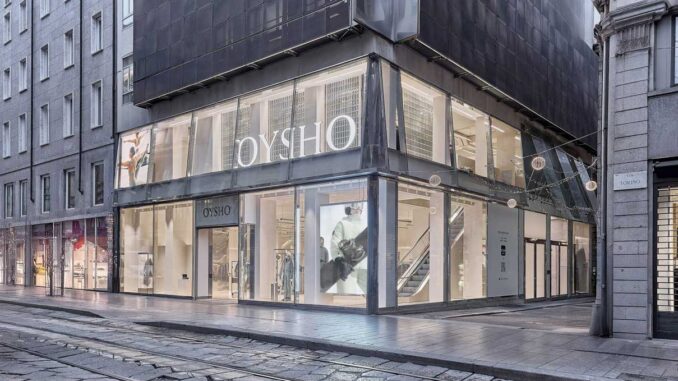 Flagship store Oysho in Via Torino a Milano: facciata moderna con vetrate e schermi digitali