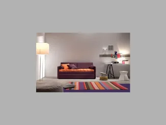 Interno di un soggiorno moderno con un divano letto viola e arancione, decorato con cuscini colorati
