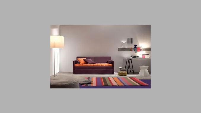 Interno di un soggiorno moderno con un divano letto viola e arancione, decorato con cuscini colorati