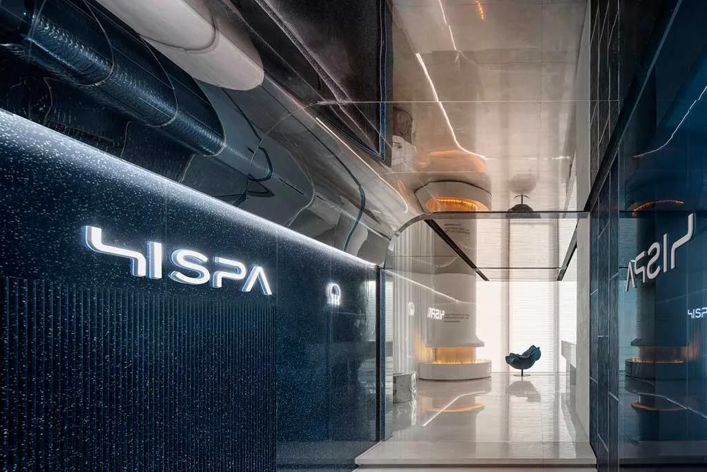 Salone riflesso: Soffitto in acciaio inossidabile che riflette lo skyline urbano e arredi curvi nel salone.