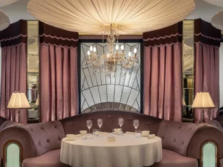 Design di lusso del ristorante The Georgian con dettagli in ottone e marmo