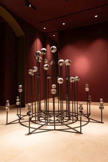 Scultura Momenti di Denis Di Luca esposta nella boutique Vacheron Constantin a Roma, con sfere in ceramica su strutture metalliche, ispirata alla Croce di Malta e al ciclo infinito del tempo.