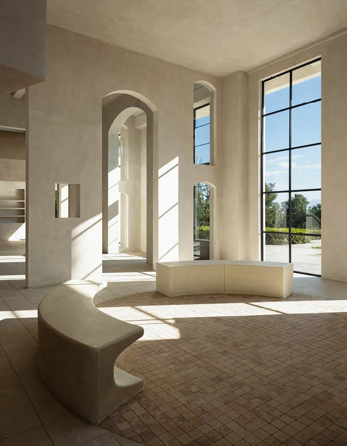 Minimalist architecture with floor-to-ceiling windows overlooking Erhai Lake