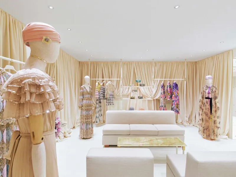 Interni del flagship Maison Valentino a Milano, dettagli di design in tonalità avorio