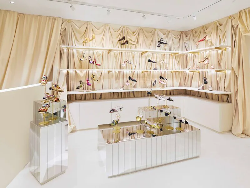 Interni del flagship Maison Valentino a Milano
