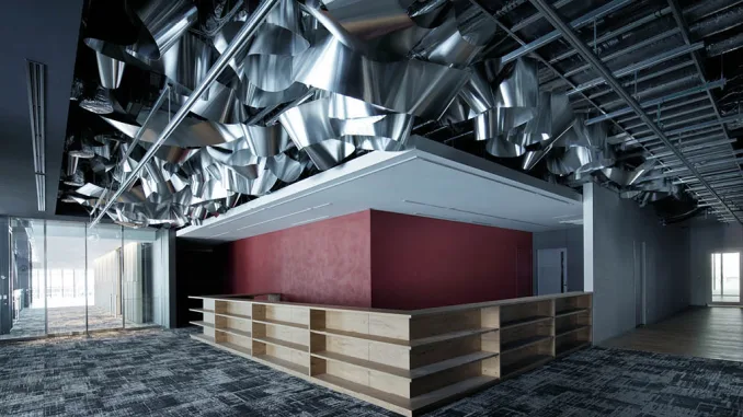 Soffitto ondulato in alluminio riciclato nel Waterscape Office