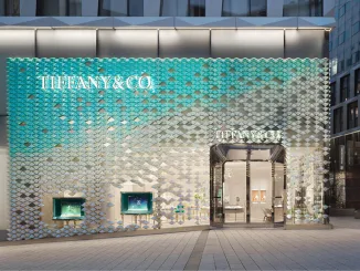 • Facciata del flagship store Tiffany a Stoccarda con elementi ceramici iridescenti