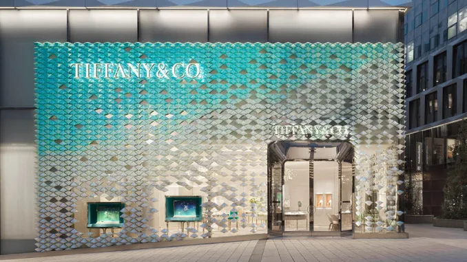 • Facciata del flagship store Tiffany a Stoccarda con elementi ceramici iridescenti
