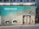 • Facciata del flagship store Tiffany a Stoccarda con elementi ceramici iridescenti