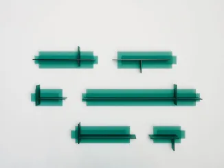 Mensole dal rigore formale e dalla purezza geometrica, realizzati con cristallo acidato e incollaggio UV per un effetto scultoreo e senza giunzioni visibili