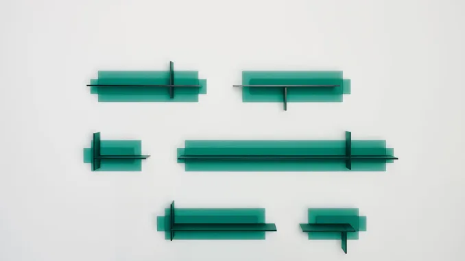 Mensole dal rigore formale e dalla purezza geometrica, realizzati con cristallo acidato e incollaggio UV per un effetto scultoreo e senza giunzioni visibili